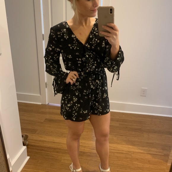 Cupcakes and Cashmere Bell Sleeve Floral Romper - Picture 6 of 7